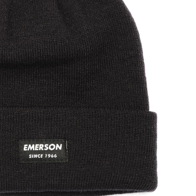 Unisex σκουφί EMERSON 222.EU03.19P σε μαύρο χρώμα, με ελαστική πλέξη, γύρισμα στο τελείωμα και διακριτικό ραφτό λογότυπο.