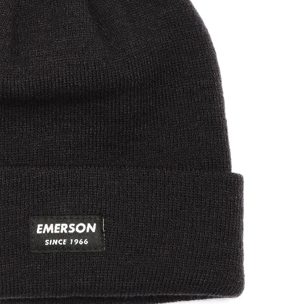 Unisex σκουφί EMERSON 222.EU03.19P σε μαύρο χρώμα, με ελαστική πλέξη, γύρισμα στο τελείωμα και διακριτικό ραφτό λογότυπο.