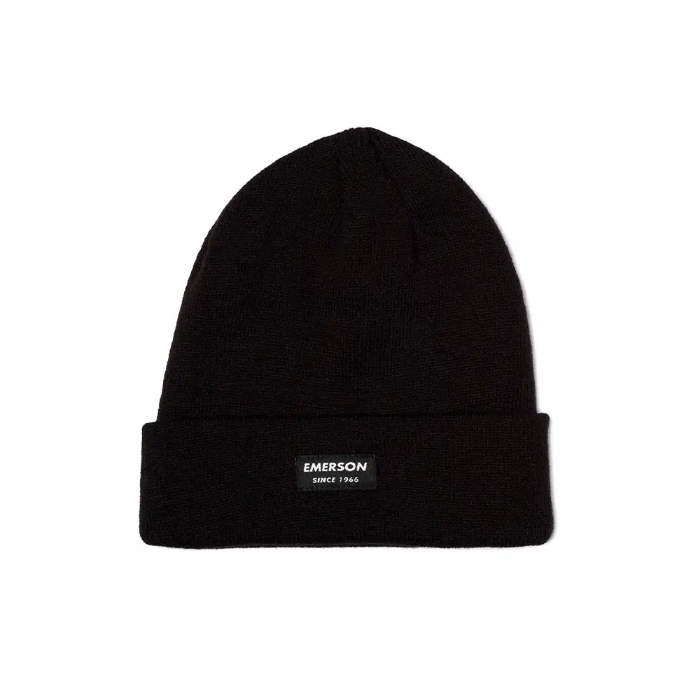 Unisex σκουφί EMERSON 222.EU03.19P σε μαύρο χρώμα, με ελαστική πλέξη, γύρισμα στο τελείωμα και διακριτικό ραφτό λογότυπο.