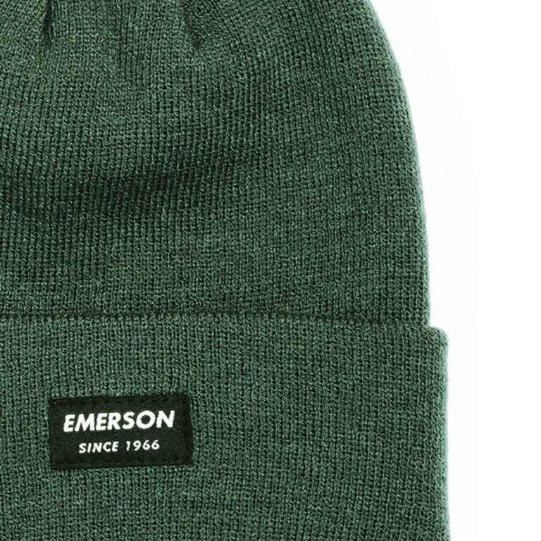 Unisex σκουφί EMERSON 222.EU03.19P σε χρώμα pine (πράσινο), με ελαστική πλέξη, γύρισμα στο τελείωμα και διακριτικό ραφτό λογότυπο.