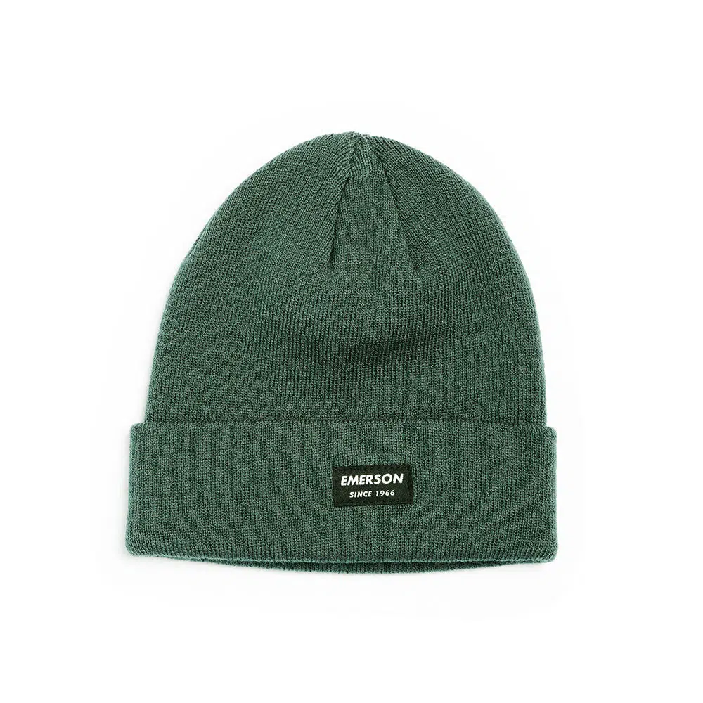Unisex σκουφί EMERSON 222.EU03.19P σε χρώμα pine (πράσινο), με ελαστική πλέξη, γύρισμα στο τελείωμα και διακριτικό ραφτό λογότυπο.