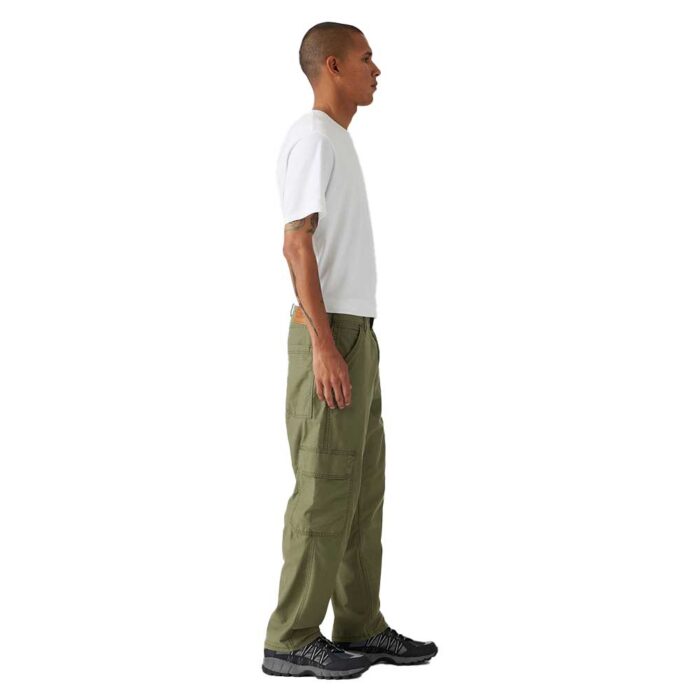 Ανδρικό παντελόνι Levi's 568 Loose Straight Cargo σε χρώμα Ivy Green, με ίσια γραμμή και τσέπες cargo στο πλάι.
