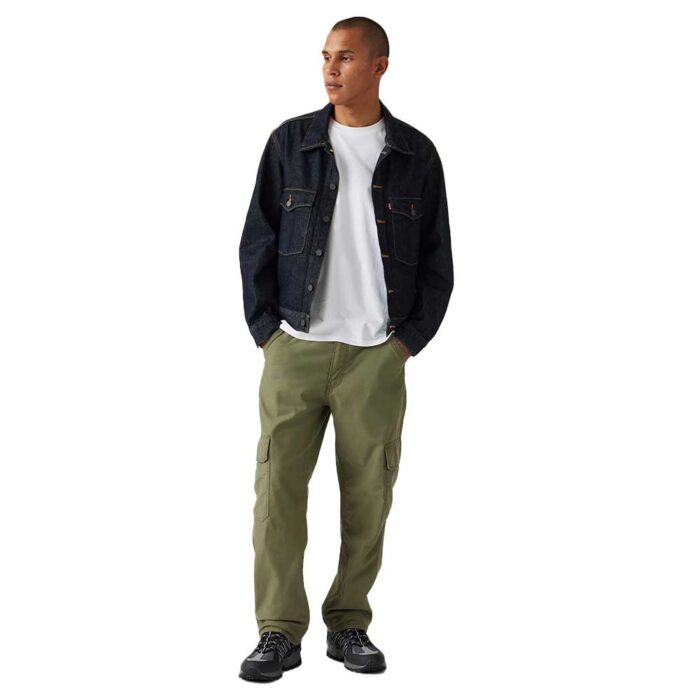 Ανδρικό παντελόνι Levi's 568 Loose Straight Cargo σε χρώμα Ivy Green, με ίσια γραμμή και τσέπες cargo στο πλάι.