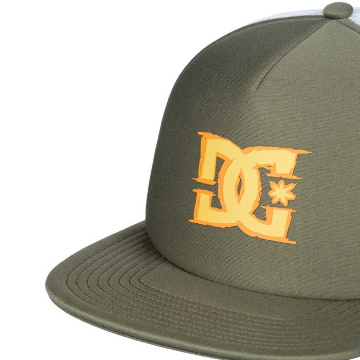 Καπέλο DC Gas Station Trucker σε πράσινο χρώμα Deep Lichen Green με ίσιο γείσο και τύπωμα DC μπροστά