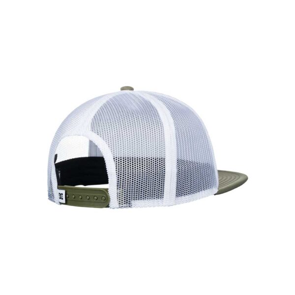Καπέλο DC Gas Station Trucker σε πράσινο χρώμα Deep Lichen Green με ίσιο γείσο και τύπωμα DC μπροστά