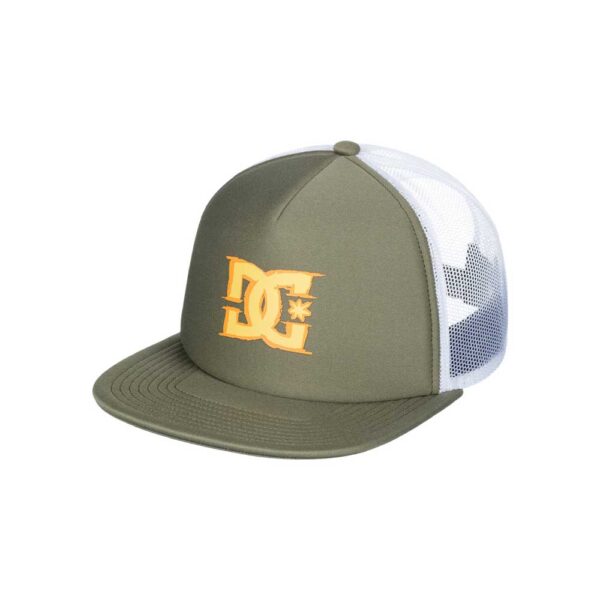 Καπέλο DC Gas Station Trucker σε πράσινο χρώμα Deep Lichen Green με ίσιο γείσο και τύπωμα DC μπροστά