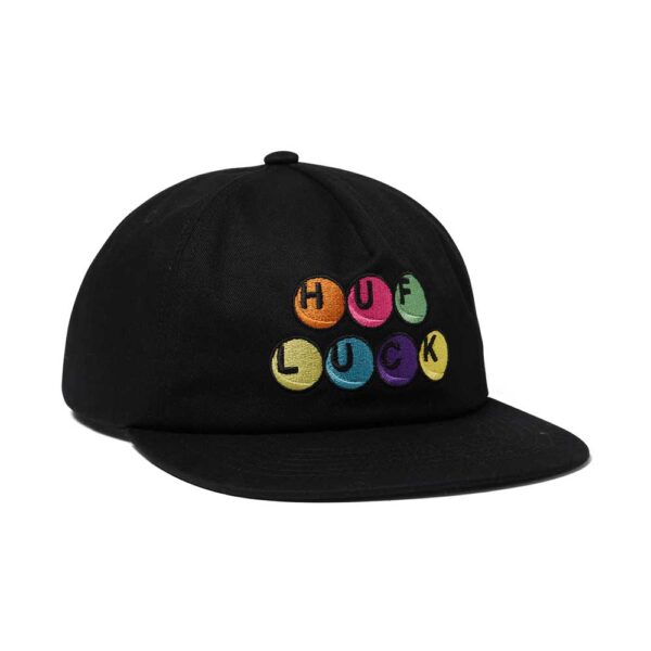 Μαύρο HUF Lucky 5 Panel Snapback καπέλο με κεντημένο σχέδιο στο μπροστινό μέρος.