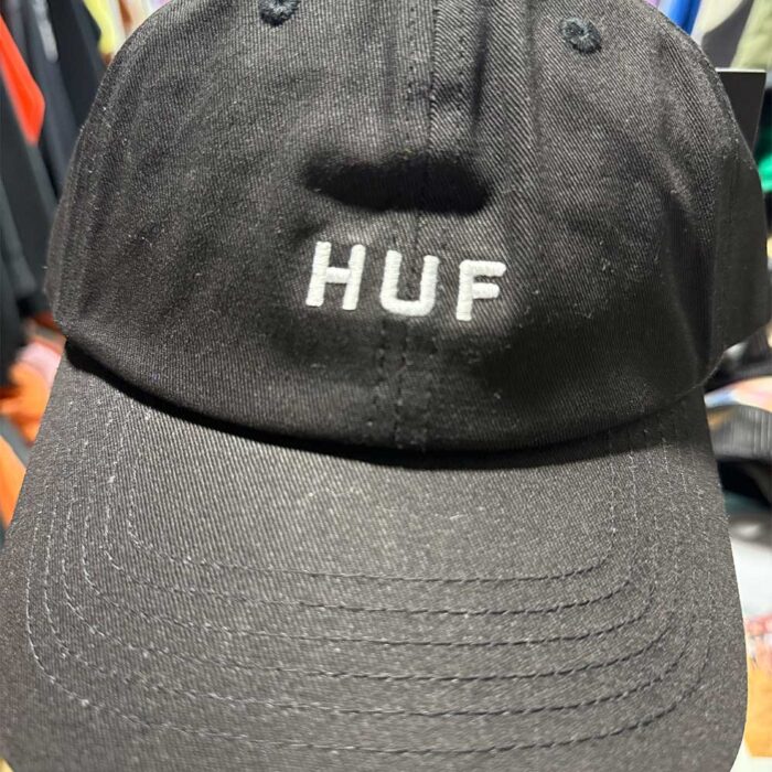 Μαύρο HUF Set Og 6 Panel καπέλο με κεντημένο λευκό λογότυπο "Set Og" στο μπροστινό μέρος.