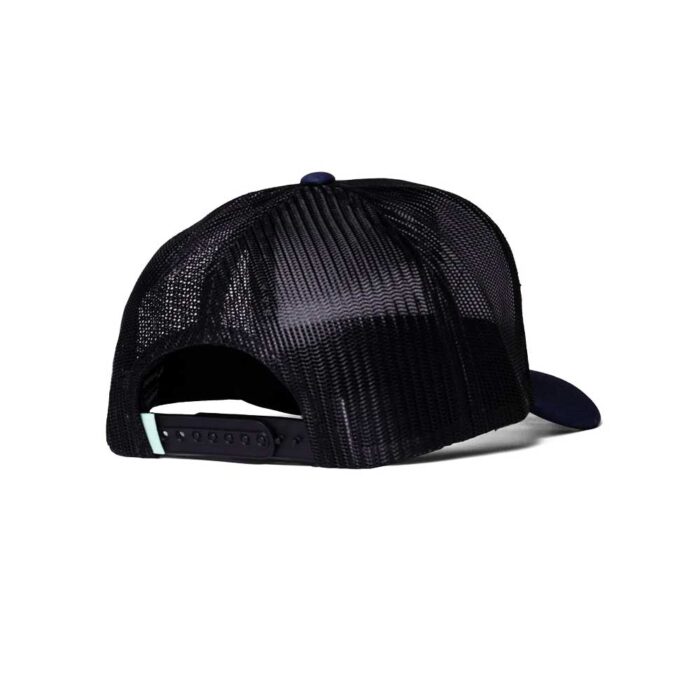 Κλασικό μαύρο trucker cap Vissla Solid Sets με breathable mesh πίσω πάνελ και κεντημένο patch μπροστά.