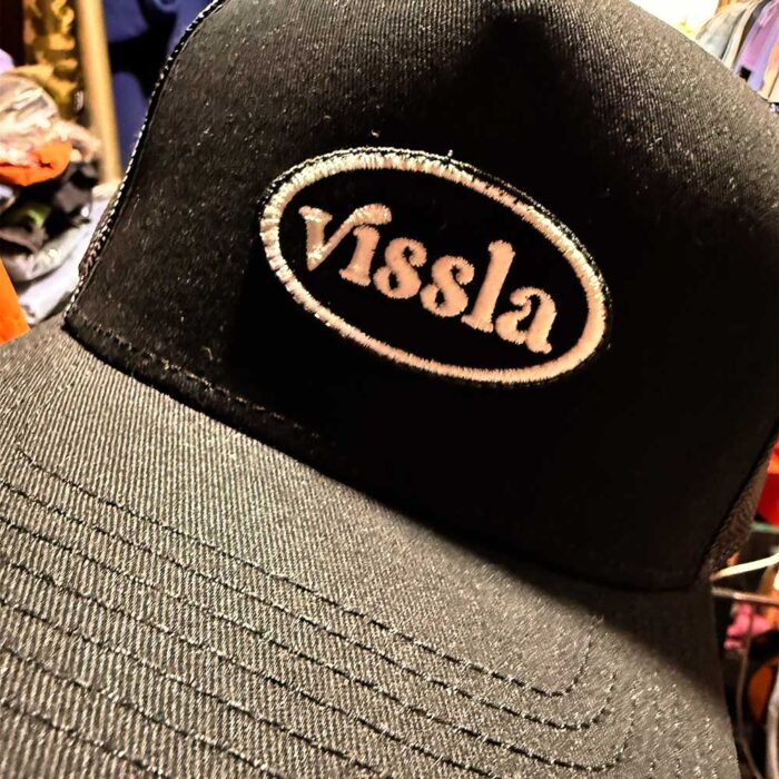 Κλασικό μαύρο trucker cap Vissla Solid Sets με breathable mesh πίσω πάνελ και κεντημένο patch μπροστά.