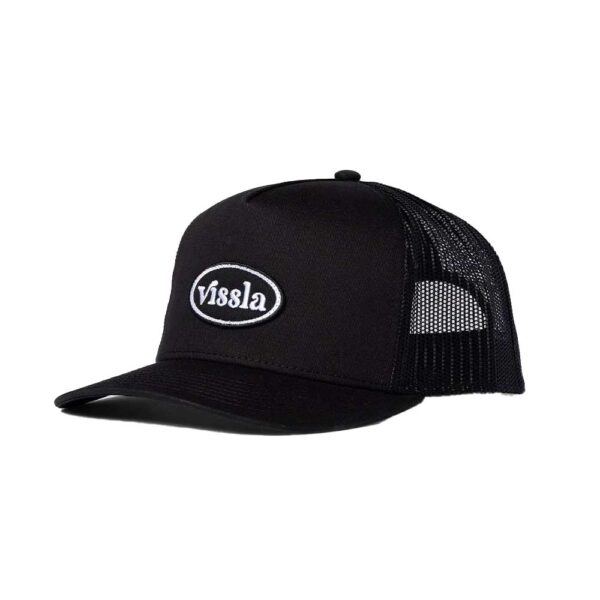 Κλασικό μαύρο trucker cap Vissla Solid Sets με breathable mesh πίσω πάνελ και κεντημένο patch μπροστά.