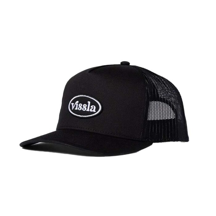 Κλασικό μαύρο trucker cap Vissla Solid Sets με breathable mesh πίσω πάνελ και κεντημένο patch μπροστά.