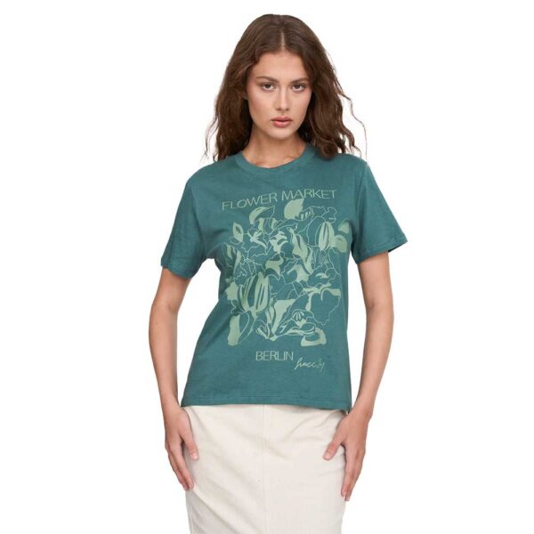 Γυναικείο πράσινο κοντομάνικο T-shirt 24 Colours με στάμπα "Flower Market Berlin" και σχέδιο λουλουδιών μπροστά.