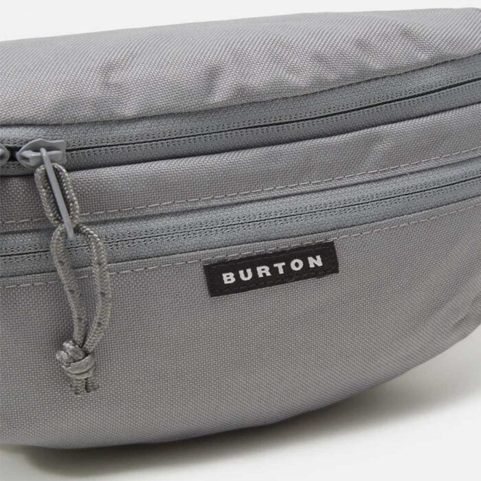 Γκρι unisex τσαντάκι μέσης Burton Hip Pack 3L σε χρώμα Sharkskin με εξωτερική τσέπη και ρυθμιζόμενο ιμάντα.
