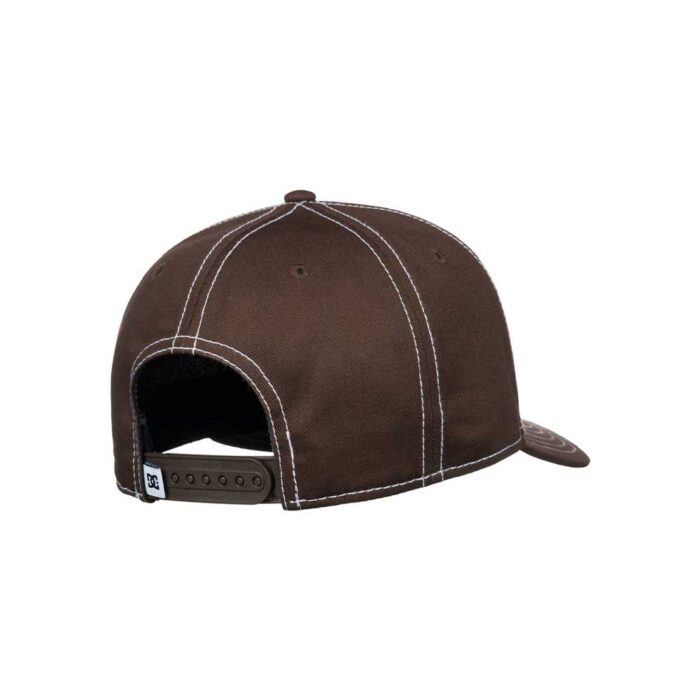 Καπέλο DC Star Snapback σε απόχρωση Coffee Bean με λευκό κεντημένο λογότυπο DC στο μπροστινό μέρος και ρυθμιζόμενο κλείσιμο στο πίσω μέρος
