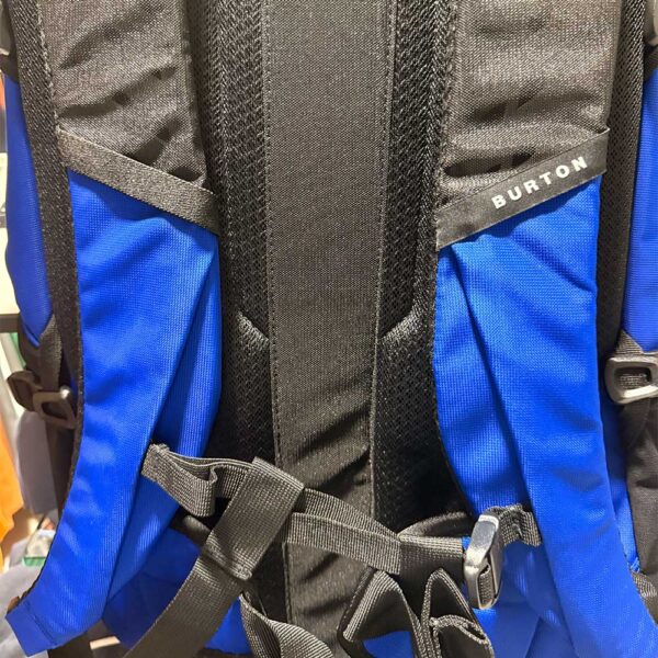 Burton Dayhiker 30L τεχνικό σακίδιο πλάτης σε γκρι χρώμα με πολλαπλές θήκες, ρυθμιζόμενους ιμάντες και αφαιρούμενο σύστημα μεταφοράς σανίδας, σχεδιασμένο για πεζοπορία και καθημερινή χρήση.