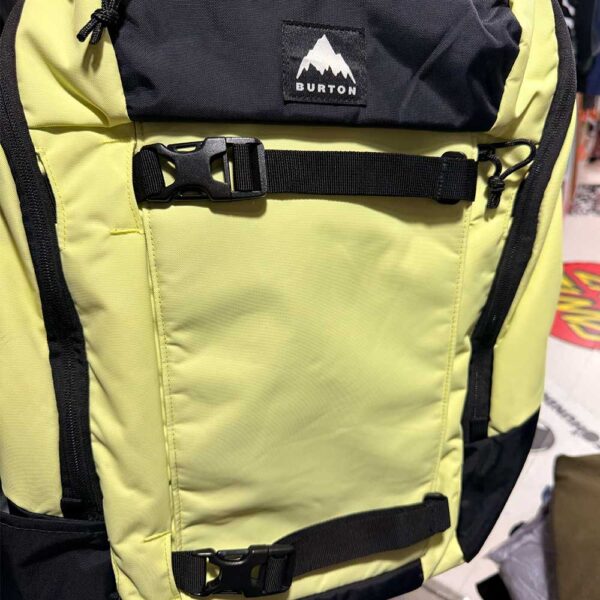 Unisex σακίδιο πλάτης Burton Kilo 2.0 27L σε έντονο κίτρινο-πράσινο (Glow Yellow Green), με πολλαπλές θήκες, θήκη για laptop και ιμάντες μεταφοράς skateboard.