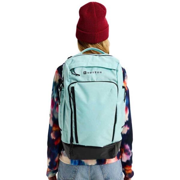 Burton Multipath Travel Pack 27L – μαύρο σακίδιο ταξιδιού με χωρητικότητα 27 λίτρων, clamshell σχεδιασμό, εξωτερική θήκη laptop και αεριζόμενη πλάτη.