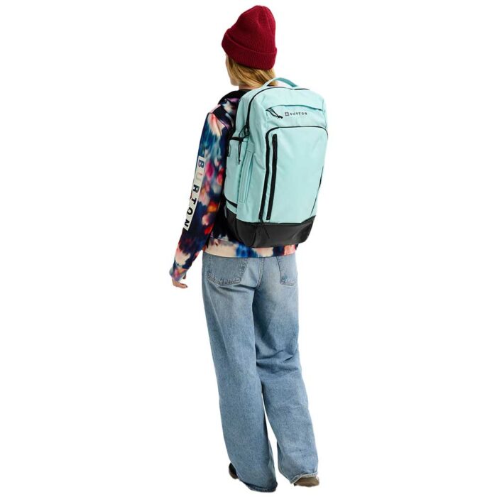 Burton Multipath Travel Pack 27L – μαύρο σακίδιο ταξιδιού με χωρητικότητα 27 λίτρων, clamshell σχεδιασμό, εξωτερική θήκη laptop και αεριζόμενη πλάτη.