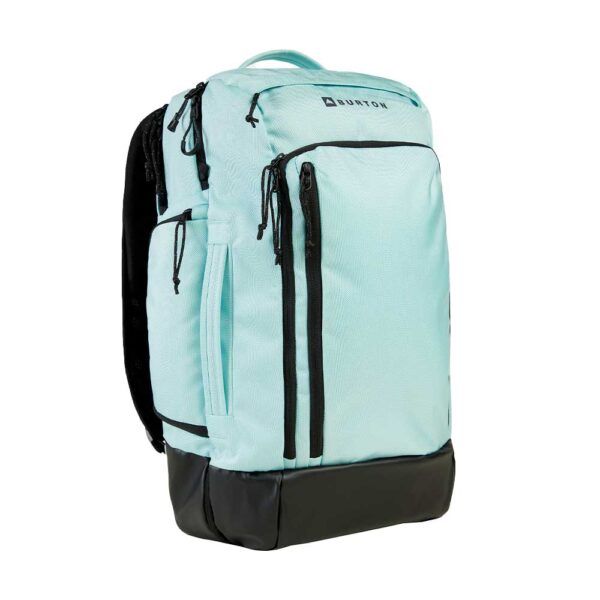 Burton Multipath Travel Pack 27L – μαύρο σακίδιο ταξιδιού με χωρητικότητα 27 λίτρων, clamshell σχεδιασμό, εξωτερική θήκη laptop και αεριζόμενη πλάτη.