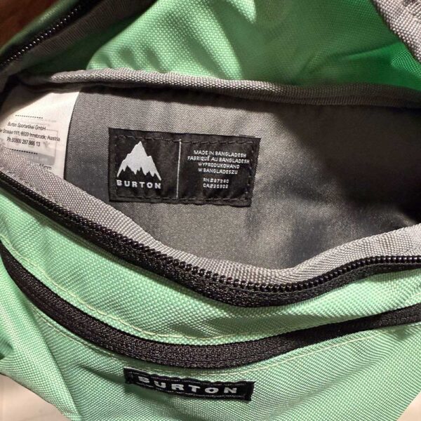 Unisex τσαντάκι μέσης Burton 3L Hip Pack σε χρώμα Soft Sage με κύρια θήκη, εξωτερική τσέπη με φερμουάρ και ρυθμιζόμενο ιμάντα