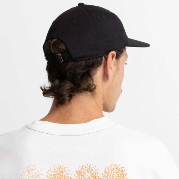 Rhythm High Life Cap Black – μαύρο καπέλο με κυρτό γείσο και κεντημένο σχέδιο στο μπροστινό μέρος.