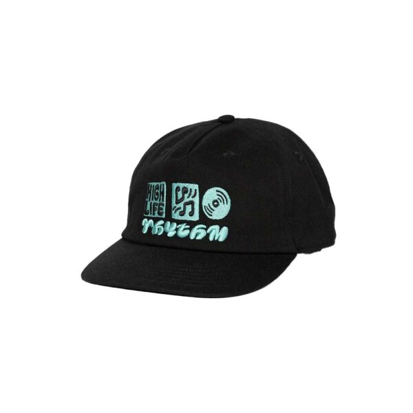 Rhythm High Life Cap Black – μαύρο καπέλο με κυρτό γείσο και κεντημένο σχέδιο στο μπροστινό μέρος.