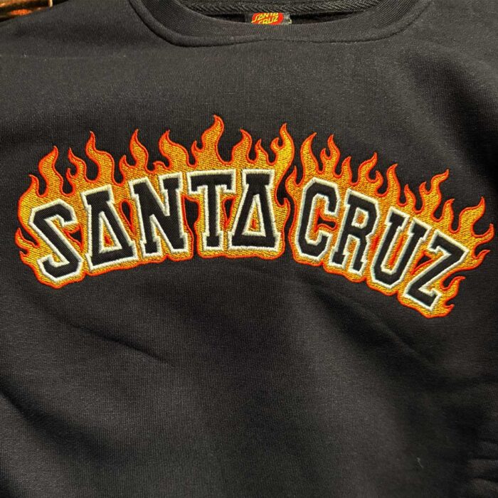santa cruz burnt collegiate crew black μαύρο φούτερ crewneck με chest κέντημα και regular fit