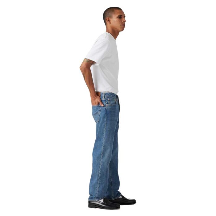 Levi’s 501 Never Settle medium wash τζιν με straight leg, regular thigh, button fly και μετρήσεις βάσει μεγέθους 32