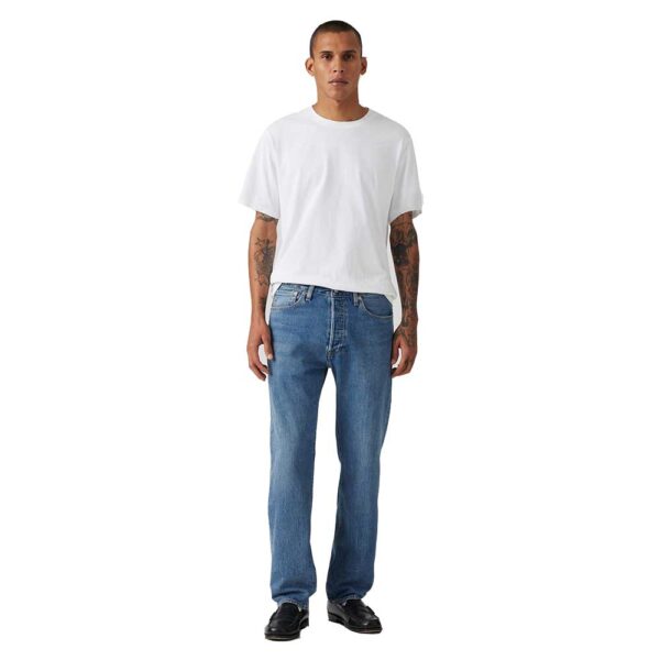 Levi’s 501 Never Settle medium wash τζιν με straight leg, regular thigh, button fly και μετρήσεις βάσει μεγέθους 32