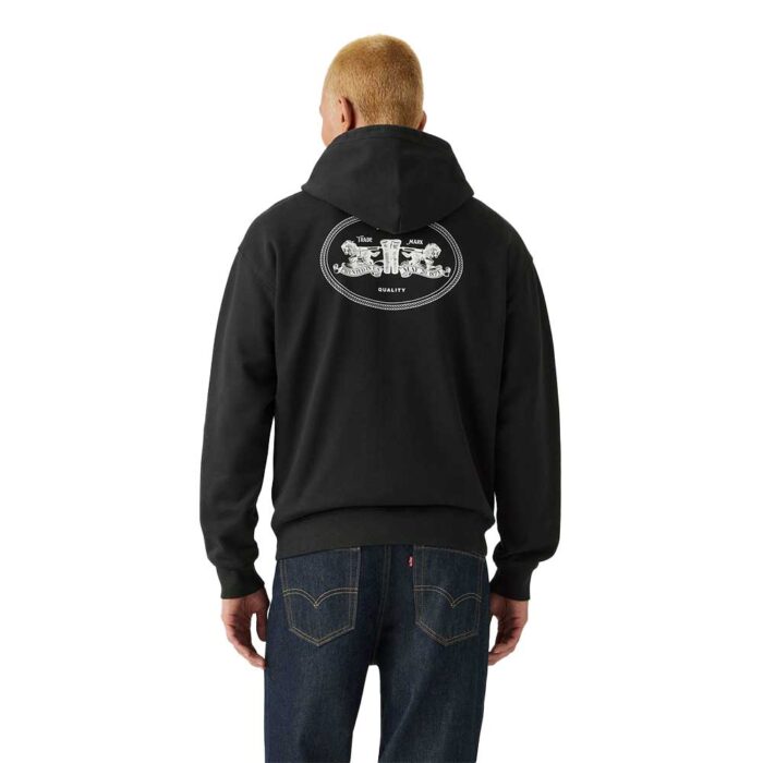 Levi’s Graphic PO Hoodie μαύρο, 100% βαμβάκι, με κουκούλα, relaxed fit, κόκκινο patch στο στήθος και τύπωμα στην πλάτη.