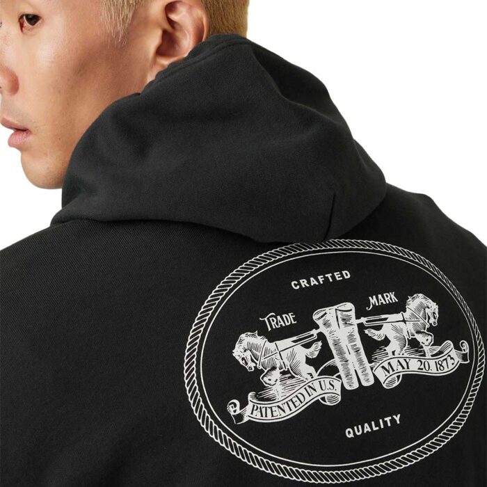 Levi’s Graphic PO Hoodie μαύρο, 100% βαμβάκι, με κουκούλα, relaxed fit, κόκκινο patch στο στήθος και τύπωμα στην πλάτη.