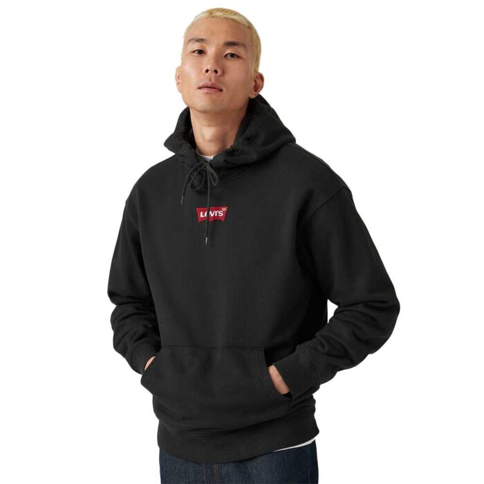 Levi’s Graphic PO Hoodie μαύρο, 100% βαμβάκι, με κουκούλα, relaxed fit, κόκκινο patch στο στήθος και τύπωμα στην πλάτη.