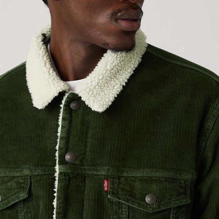 Levi’s Relaxed Fit Trucker Jacket Green με corduroy εξωτερικό, sherpa επένδυση και relaxed fit.
