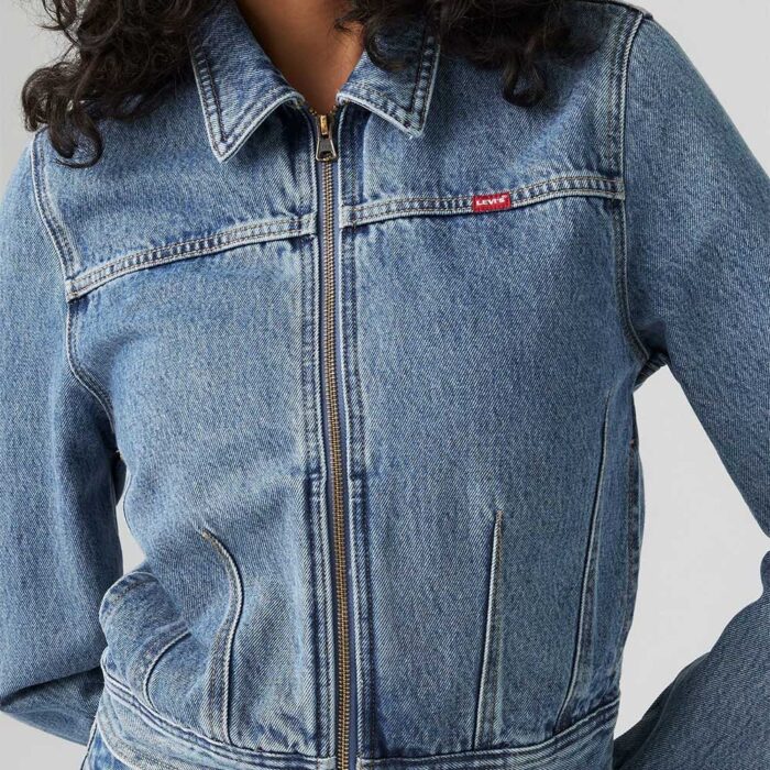 Γυναικείο Levi’s XS Dart Trucker Jacket σε medium wash denim, cropped slim fit με φερμουάρ και dart ραφές.