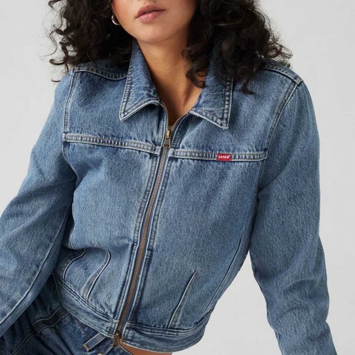 Γυναικείο Levi’s XS Dart Trucker Jacket σε medium wash denim, cropped slim fit με φερμουάρ και dart ραφές.