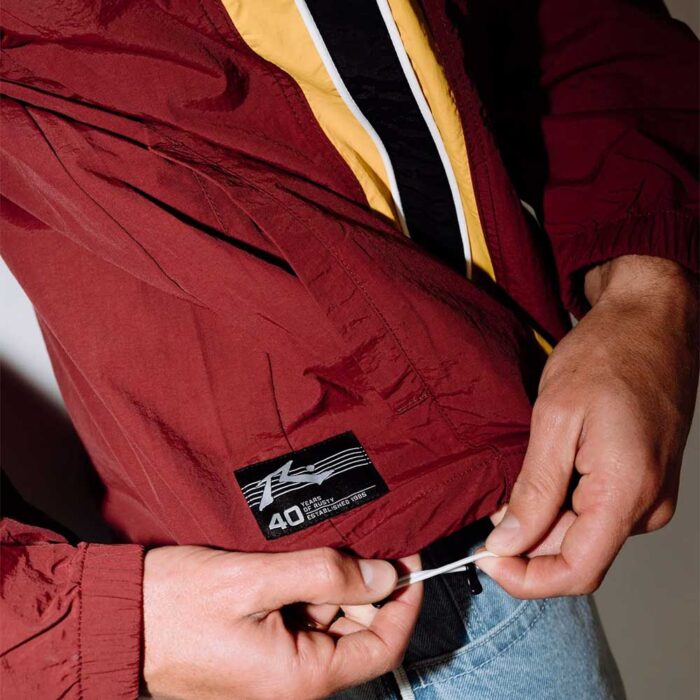 Rusty Concealer Shell Jacket, shell jacket με φερμουάρ, κλασικό γιακά, ελαστικές μανσέτες και regular fit.
