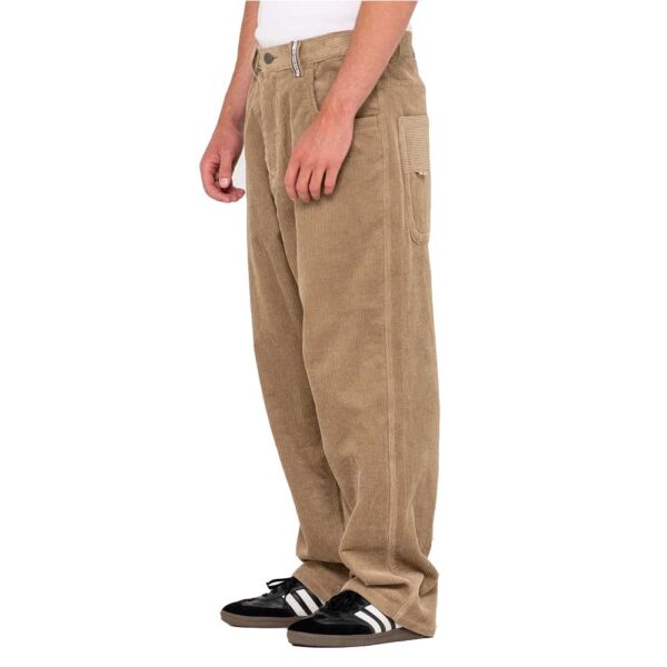 Rusty Flip Daddy Baggy Cord Pant Khaki με baggy εφαρμογή και κέντημα στην πίσω τσέπη.
