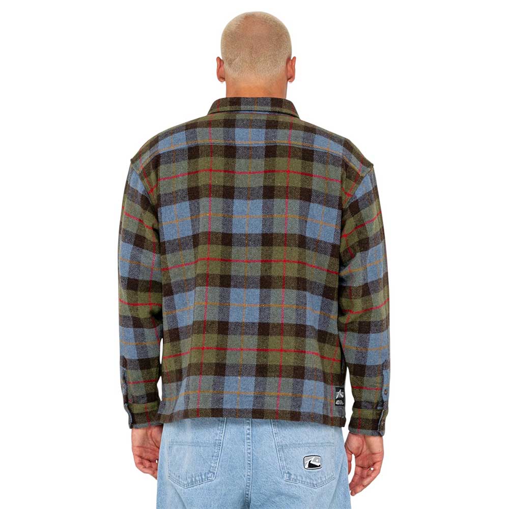 Μοντέλο φοράει το Rusty Mondo Cane overshirt με casual στυλ, τονίζοντας την oversized και άνετη εφαρμογή του.