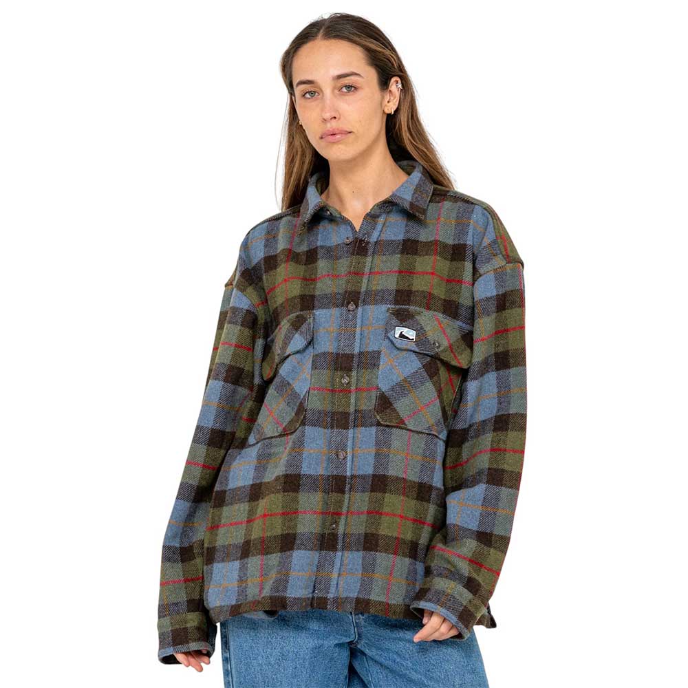 Μοντέλο φοράει το Rusty Mondo Cane overshirt με casual στυλ, τονίζοντας την oversized και άνετη εφαρμογή του.