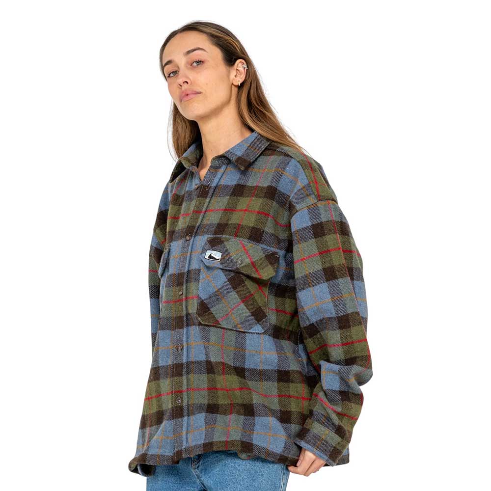 Μοντέλο φοράει το Rusty Mondo Cane overshirt με casual στυλ, τονίζοντας την oversized και άνετη εφαρμογή του.