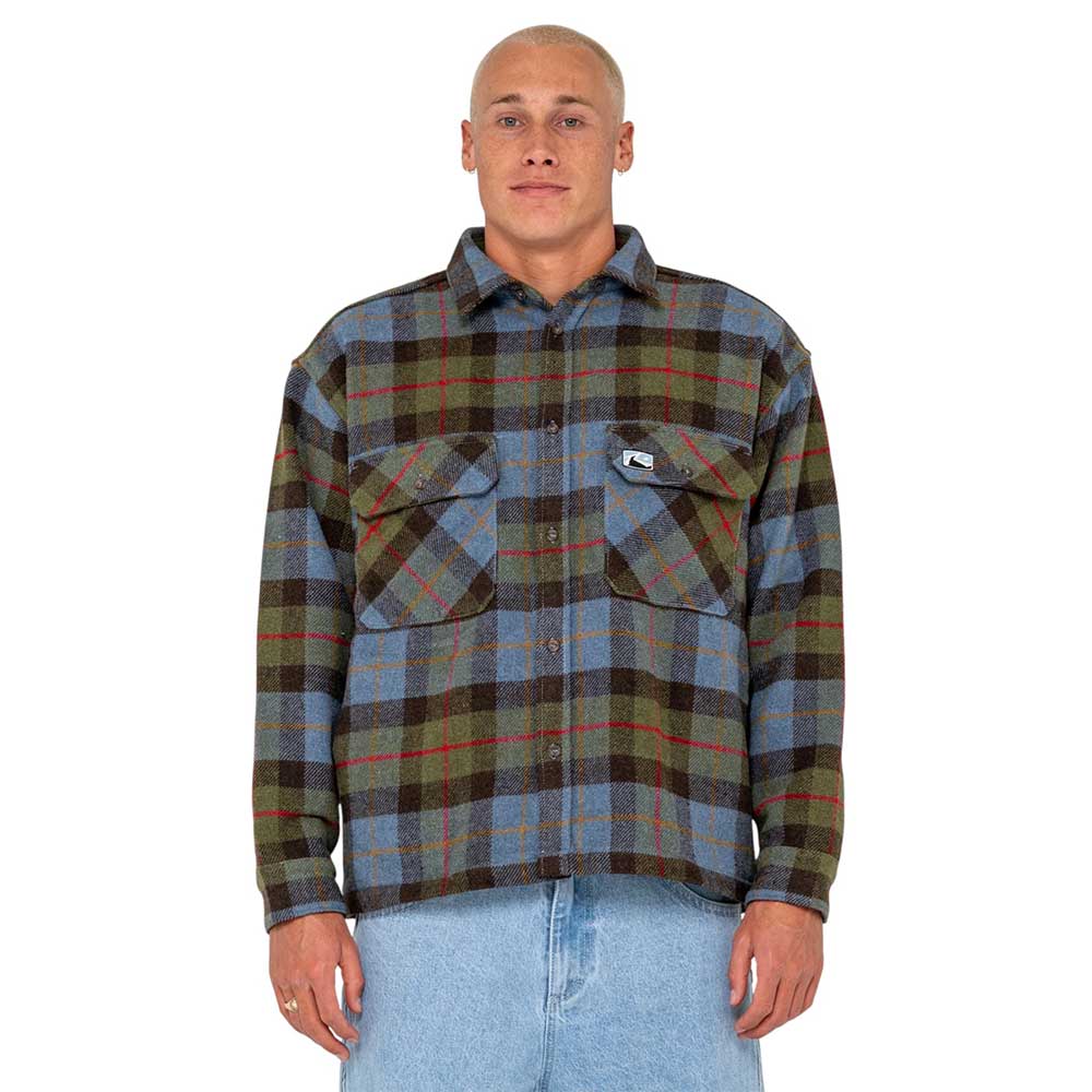 Μοντέλο φοράει το Rusty Mondo Cane overshirt με casual στυλ, τονίζοντας την oversized και άνετη εφαρμογή του.