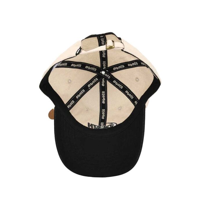 The Dudes Death Dad Cap Off White με κεντημένο σχέδιο DEATH από McBess, βαμβακερό ύφασμα και ρυθμιζόμενο κλείσιμο με μπρούτζινη αγκράφα.