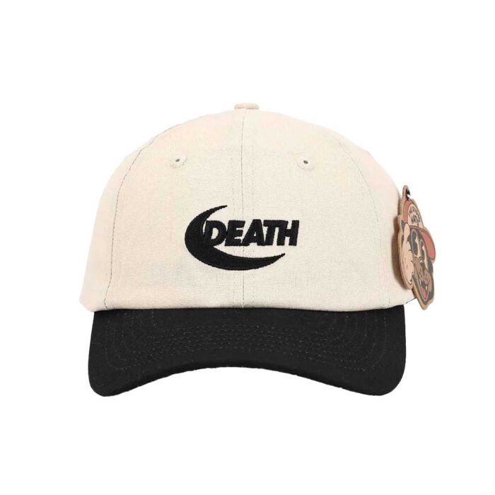 The Dudes Death Dad Cap Off White με κεντημένο σχέδιο DEATH από McBess, βαμβακερό ύφασμα και ρυθμιζόμενο κλείσιμο με μπρούτζινη αγκράφα.