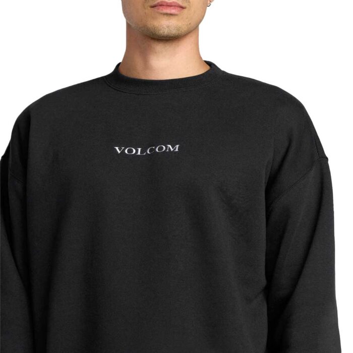 volcom stone crew fleece black ανδρικό crewneck sweatshirt με loose fit, κεντρικό κέντημα volcom, το μοντέλο 180cm φοράει M