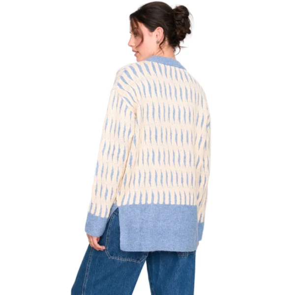 Μοντέλο φοράει oversized 24 Colours pullover σε μπλε και κρεμ – casual χειμερινό look