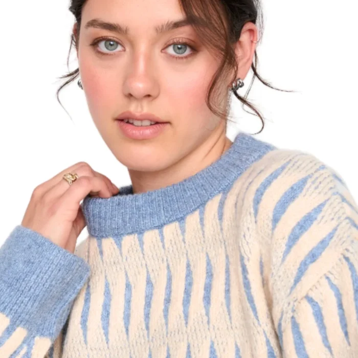 Μοντέλο φοράει oversized 24 Colours pullover σε μπλε και κρεμ – casual χειμερινό look