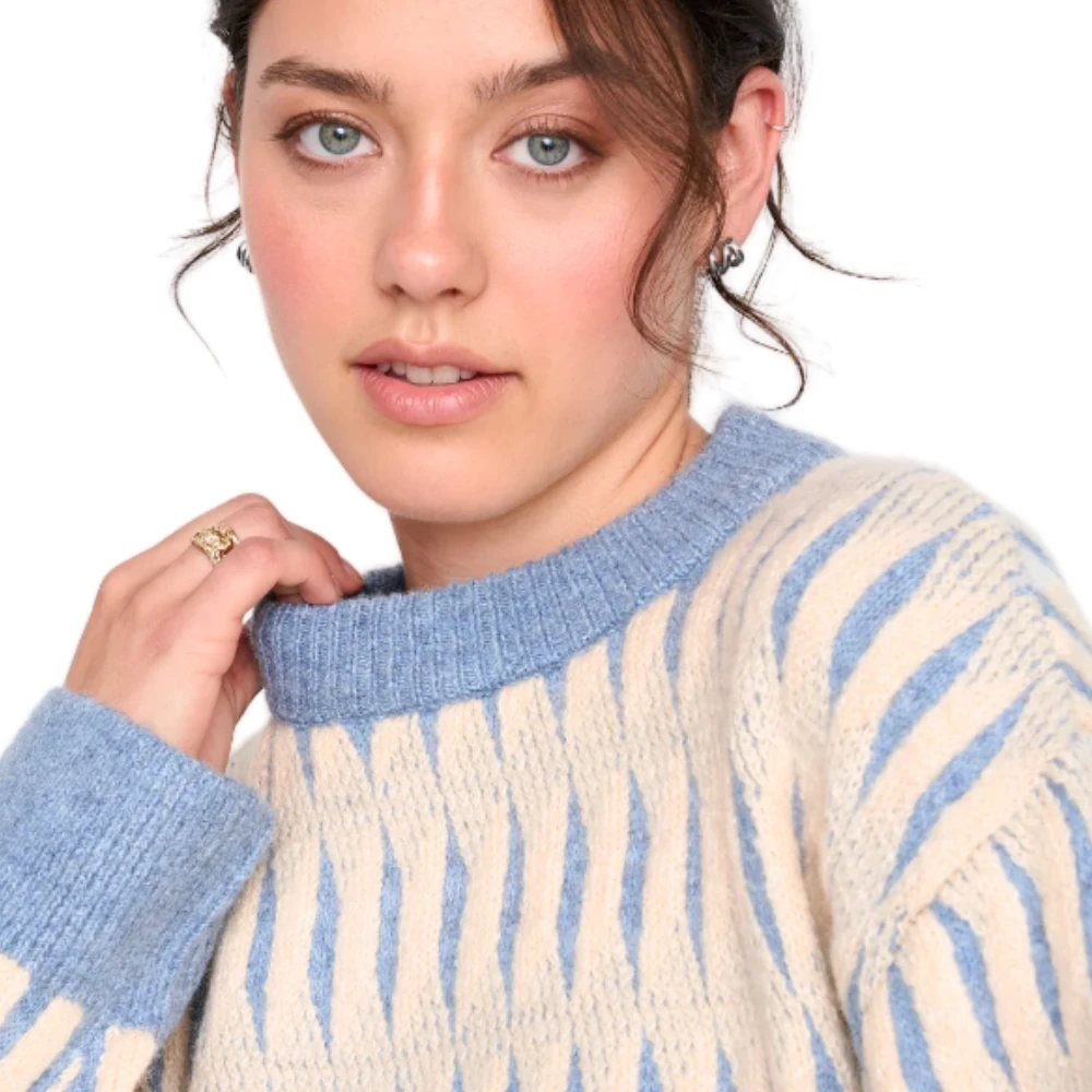 Μοντέλο φοράει oversized 24 Colours pullover σε μπλε και κρεμ – casual χειμερινό look