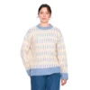 Μοντέλο φοράει oversized 24 Colours pullover σε μπλε και κρεμ – casual χειμερινό look