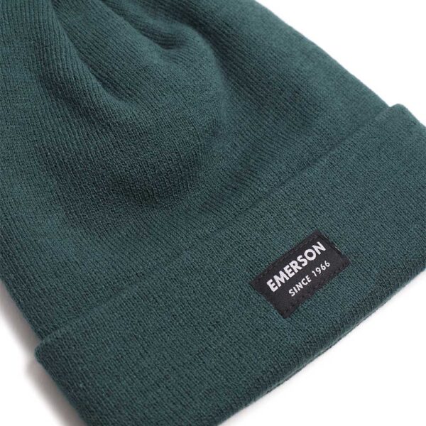 Unisex σκουφί EMERSON 222.EU03.19P σε χρώμα πράσινο, με ελαστική πλέξη, γύρισμα στο τελείωμα και διακριτικό ραφτό λογότυπο.